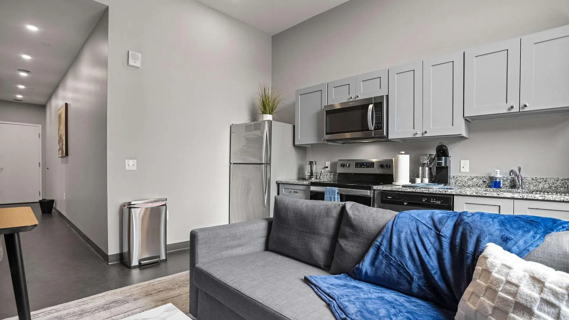 CozySuites Modern 1BR in Downtown Pitts 10 Pittsburgh 0*,  United States